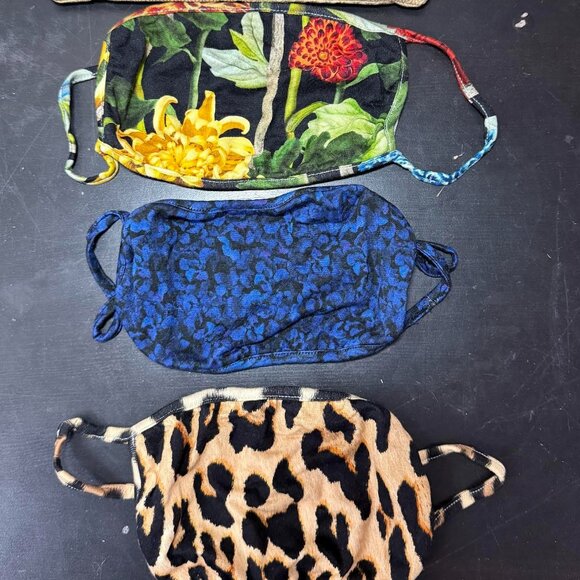 3 BNWT Alice & Olivia face masks with homemade zipper pouch for storage - Picture 1 of 6